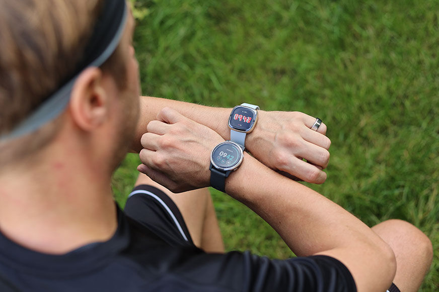 Man sieht die Fitbit Sense 2 und die Garmin vivoactive 4 am Arm. 